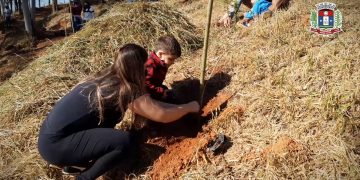 Prefeitura de Pouso Alegre realiza plantio de mudas de árvores em parceria com ciclistas
