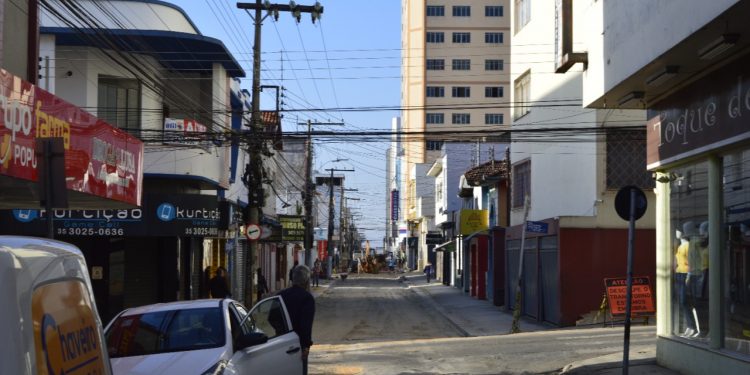 Obras para revitalização da Rua Adolfo Olinto serão retomadas na segunda-feira