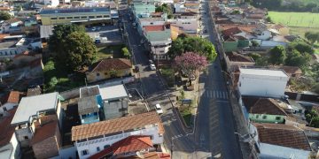 Trânsito tem alteração temporária na rua Três Corações para obras de drenagem pluvial