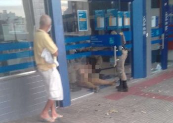 Mulher fica nua e depreda agência bancária em BH