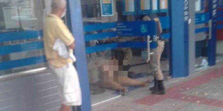 Mulher fica nua e depreda agência bancária em BH