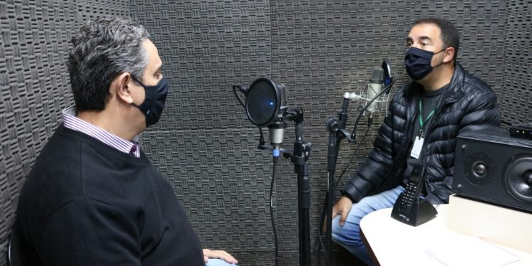 Deputado Dr. Paulo enaltece o Hospital Samuel Libânio e a Univás em entrevista na rádio