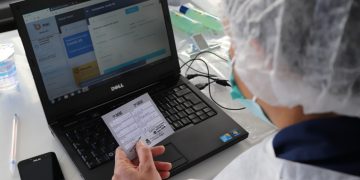 Vacinação contra a Covid-19: Pouso Alegre vacinou 1.600 pessoas no sábado com checagem em tempo real para garantir 2ª dose