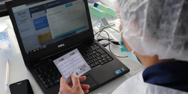 Vacinação contra a Covid-19: Pouso Alegre vacinou 1.600 pessoas no sábado com checagem em tempo real para garantir 2ª dose