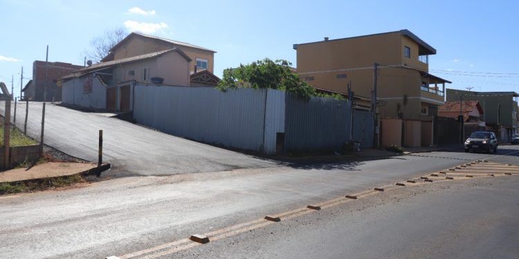 Vias do Jardim Canadá, em Pouso Alegre, recebem nova pavimentação