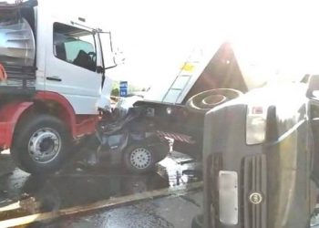 Duas pessoas morrem prensadas entre carretas na BR 381 – Fernão Dias