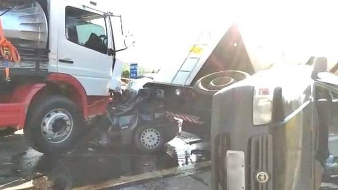 Duas pessoas morrem prensadas entre carretas na BR 381 – Fernão Dias
