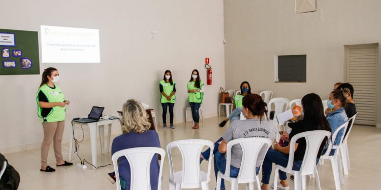Acadêmicos da Univás promovem capacitação sobre aleitamentos materno para agentes de saúde do bairro Santa Edwiges