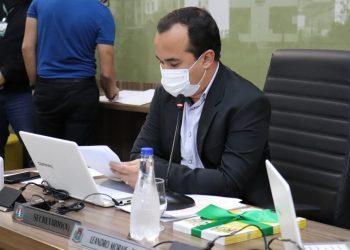 Vereadores recebem obra da Escola do Legislativo que transcreve a lei em linguagem adaptada para crianças e jovens