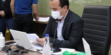 Vereadores recebem obra da Escola do Legislativo que transcreve a lei em linguagem adaptada para crianças e jovens