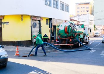 Prefeitura realiza limpeza e manutenção de galerias pluviais para evitar enchentes no período chuvoso
