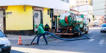 Prefeitura realiza limpeza e manutenção de galerias pluviais para evitar enchentes no período chuvoso