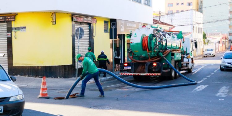 Prefeitura realiza limpeza e manutenção de galerias pluviais para evitar enchentes no período chuvoso