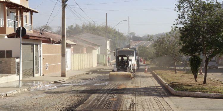 Avenida Iracy da Fraga recebe nova pavimentação asfáltica