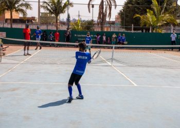 Programa Pouso Alegre Mais Saudável oferece aulas gratuitas de tênis para crianças