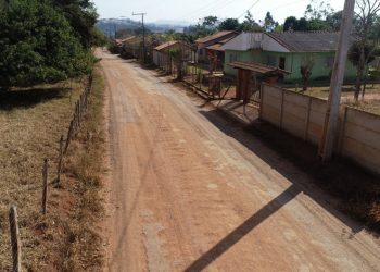 Prefeitura entrega carta número de regularização fundiária de imóveis e anuncia melhorias para os moradores da Vila Alvorada