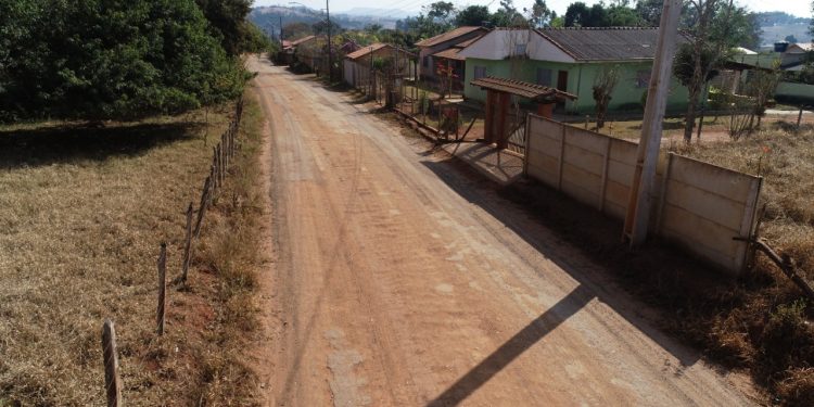 Prefeitura entrega carta número de regularização fundiária de imóveis e anuncia melhorias para os moradores da Vila Alvorada