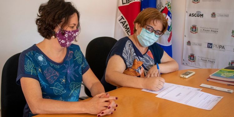 Secretária de Saúde assina ordem de serviço para construção de base do Samu