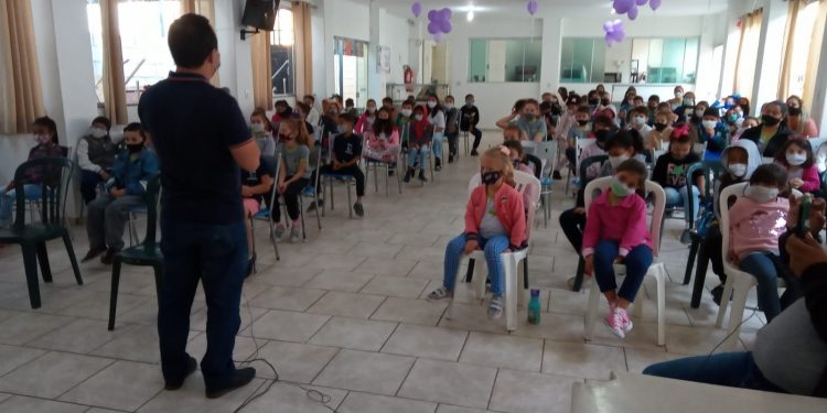 1º Secretário da Câmara ministra aula em semana das vocações promovida pelo Educandário