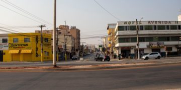 Postes da Avenida Perimetral são retirados para finalização da obra de requalificação