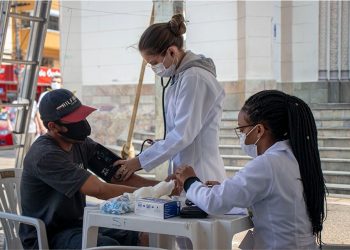 CAPS AD de Pouso Alegre realiza ação do Setembro Amarelo na Praça Senador José Bento
