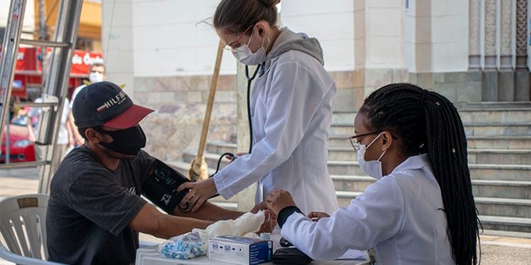 CAPS AD de Pouso Alegre realiza ação do Setembro Amarelo na Praça Senador José Bento