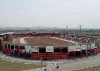 Troca do gramado do Estádio Municipal Irmão Gino Maria Rossi tem início
