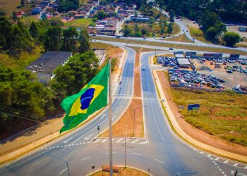 Mastro com bandeira do Brasil é instalado na entrada de Pouso Alegre