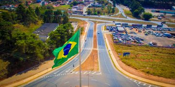 Mastro com bandeira do Brasil é instalado na entrada de Pouso Alegre