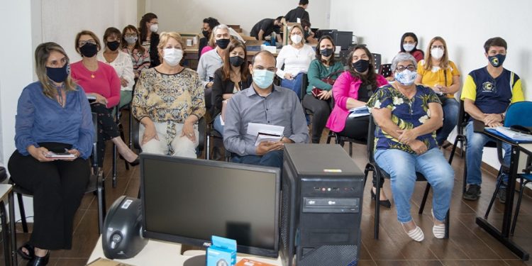 Secretaria de Educação entrega novos computadores às escolas municipais