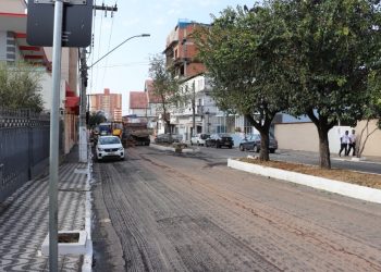 Trânsito na Avenida João Beraldo fica interrompido para asfaltamento