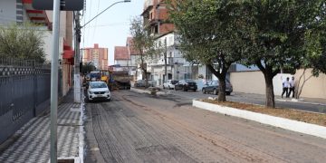 Trânsito na Avenida João Beraldo fica interrompido para asfaltamento