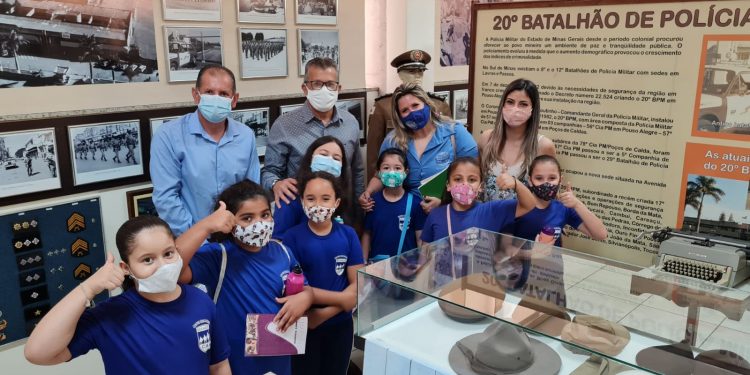 Vice-prefeito e vice da Câmara acompanham alunos do Centro Educacional Reis Magos em visita ao Museu