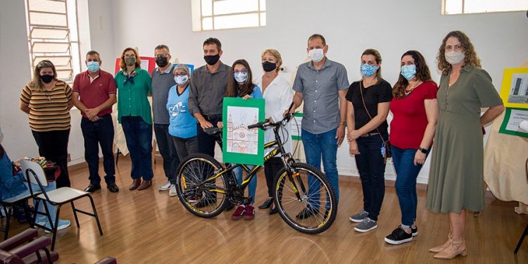 Estudantes vencedores do concurso “Viva Pouso Alegre” são premiados