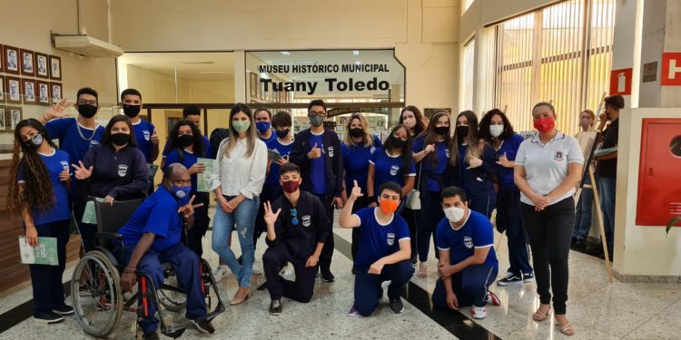 Museu Tuany Toledo recebe visita de alunos da Escola Reis Magos