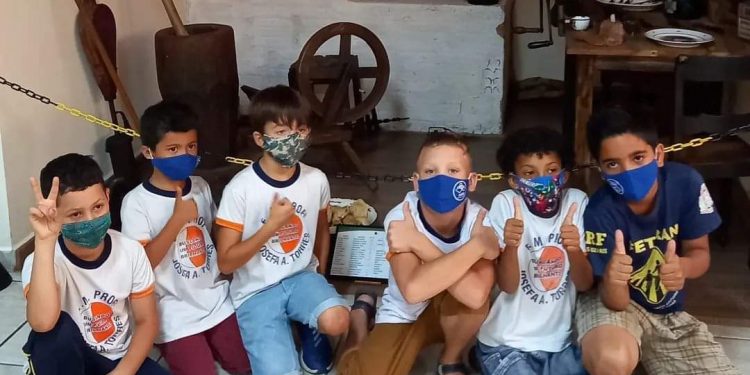 Alunos da Escola Josefa Torres visitam o Museu Tuany Toledo
