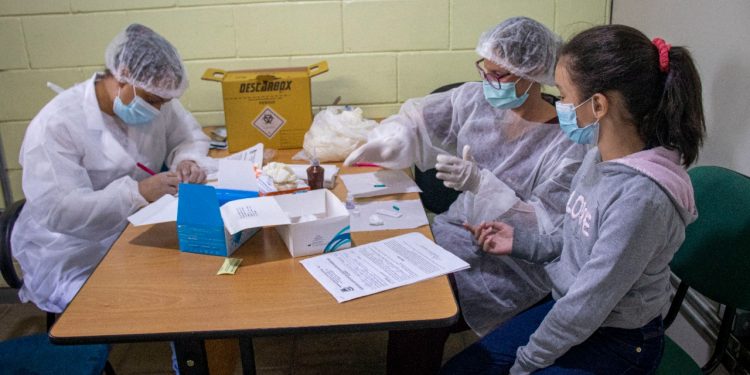 Alunos do 4º ao 9º ano são testados para covid-19 em Pouso Alegre