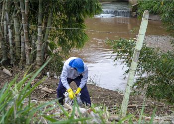 Equipes da Prefeitura e da Associação Manducaí recolhem 400kg de lixo no Rio Mandu