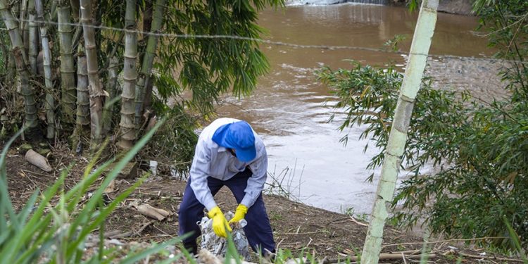 Equipes da Prefeitura e da Associação Manducaí recolhem 400kg de lixo no Rio Mandu