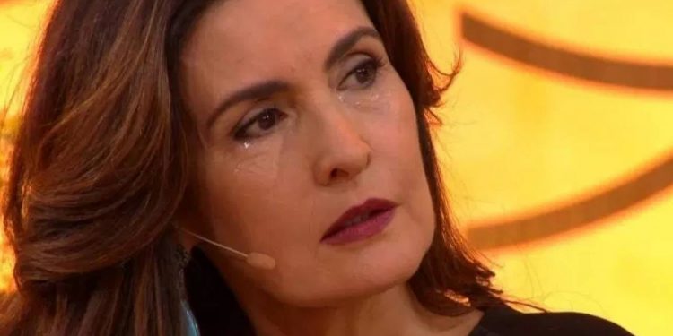 Fátima Bernardes chora ao revelar o que fez com idosa na Globo