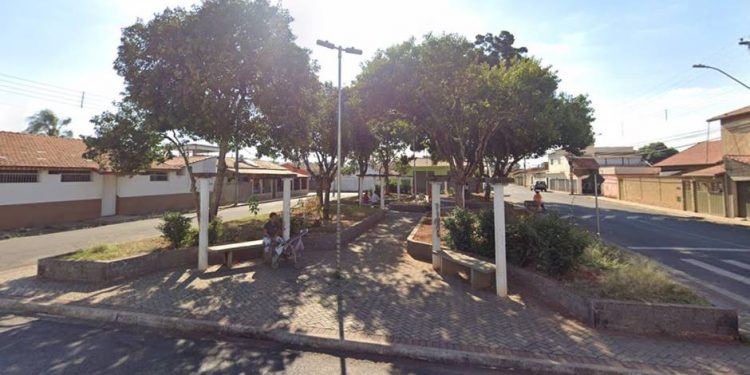 No Bairro São Cristóvão, em Pouso Alegre, jovem é baleado em Praça Pública