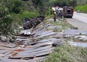 Caminhão capota na BR-459 e mata motorista em Congonhal