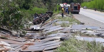 Caminhão capota na BR-459 e mata motorista em Congonhal