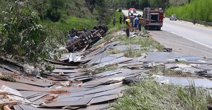 Caminhão capota na BR-459 e mata motorista em Congonhal
