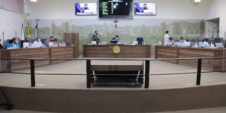 Vereadores proíbem aos profissionais de saúde o uso de jaleco em bares e restaurantes