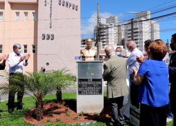 Instalação do busto do co-fundador do HCSL marca Solenidade de 100 anos do Hospital Regional