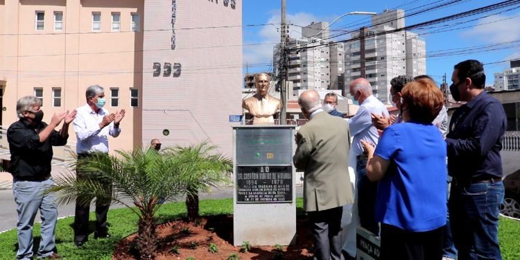 Instalação do busto do co-fundador do HCSL marca Solenidade de 100 anos do Hospital Regional