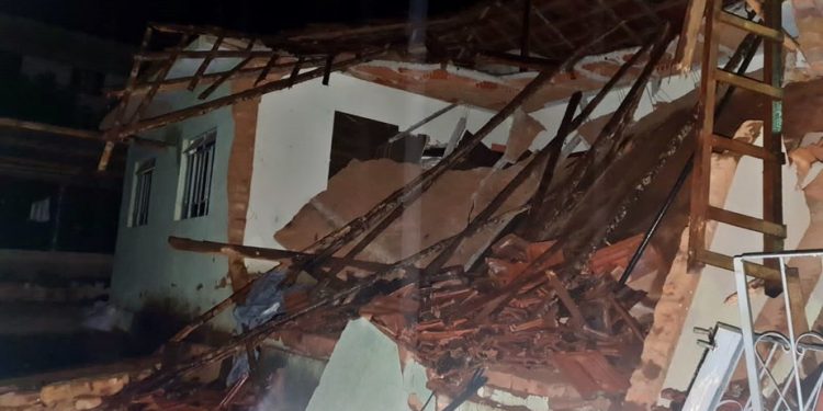 Em Carvalhos adolescente briga com a mãe e coloca fogo na própria casa