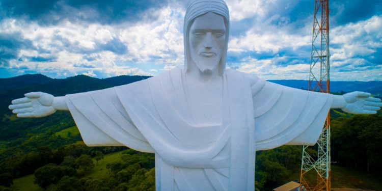 Monumento revitalizado do Cristo Redentor de Pouso Alegre é entregue à população