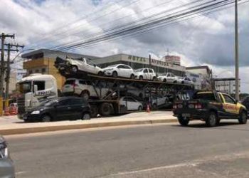 Caminhão Cegonha fica enroscado em faixa elevada em Pouso Alegre